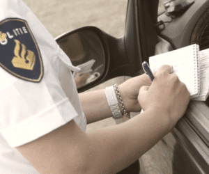 Holenderska policja wypisująca mandat za przekroczenie prędkości